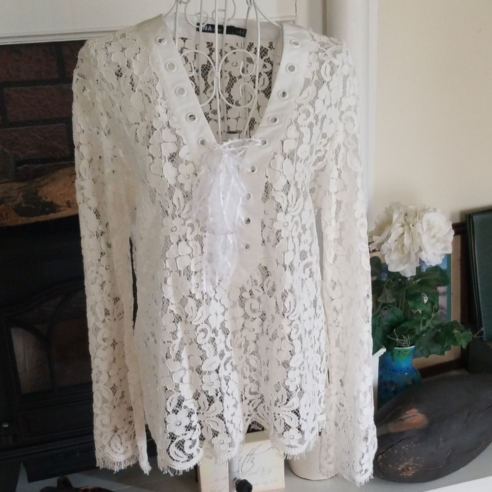 CHANTILLY LACE AND A PRETTY FACE❣️Ina white lace top